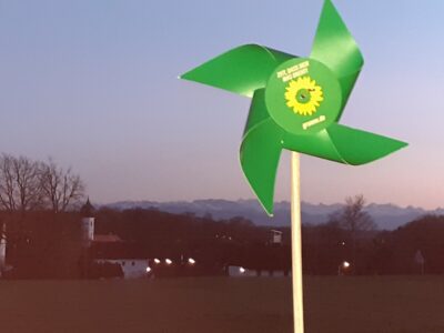 Baierbrunn mit grünem Windrad